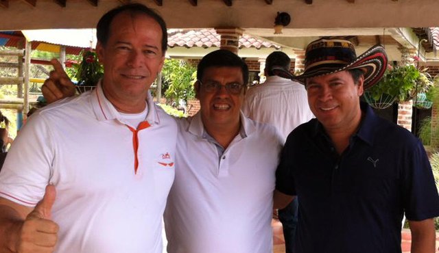 Oscar Angarita, concejal electo de Cúcuta (izquierda), quien se formó en las bases comunales de Atalaya. En la gráfica lo acompaña el gobernador electo de Norte de Santander, William Villamizar Laguado (de sombrero). Cortesía