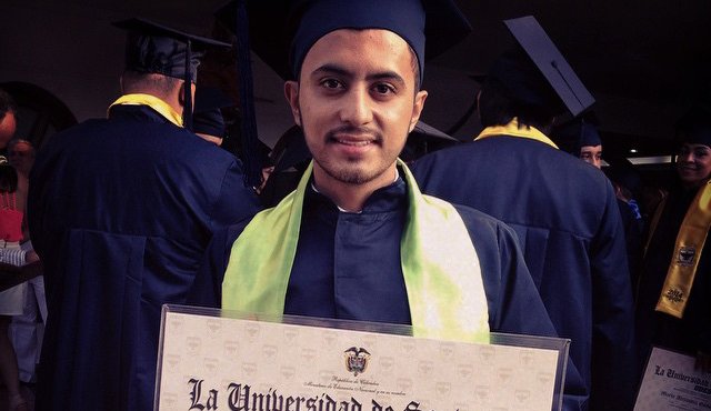 Las autoridades indagan sobre las personas que compartieron con Edwin Gonzalo antes del hecho y sobre los mensajes y llamadas a su celular. En la foto, el día de su grado. Cortesía