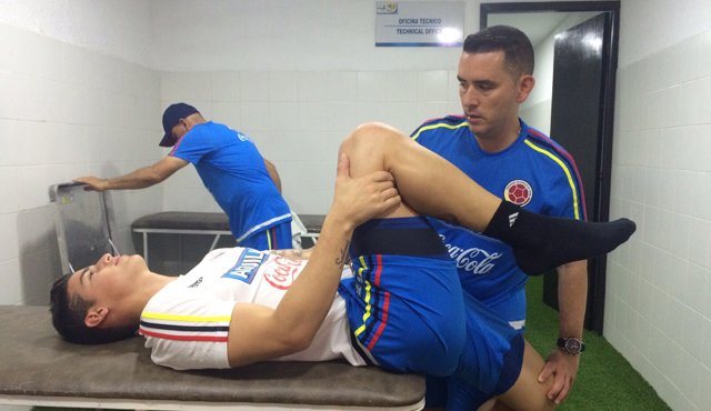 El cucuteño Carlos Miguel Entrena Yáñez junto al también cucuteño James Rodríguez, durante una revisión el fin de semana en Barranquilla. Cortesía