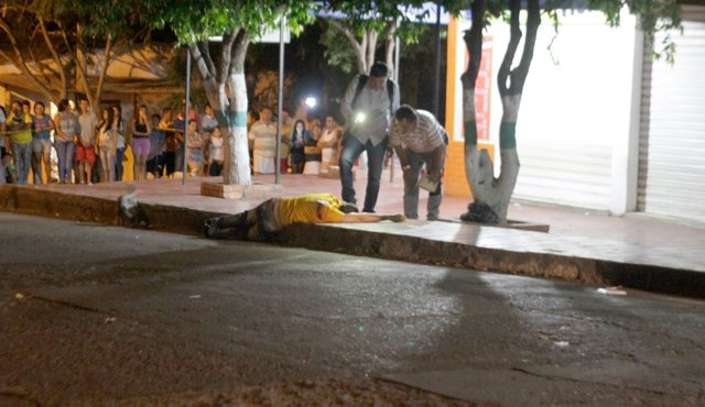 Hasta este lugar alcanzó a correr la víctima. Su cuerpo quedó tendido frente a la iglesia de este barrio. Cristian Herrera