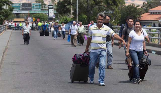 La paralización del flujo vehicular entre Venezuela y Colombia ha llevado a los transportistas venezolanos al borde de la desesperación. Archivo