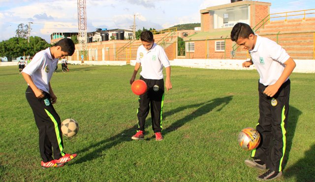 Juan José Maldonado, Víctor Yamir Gómez y Johanm Sebastián Lázaro, son tres de los jugadores que la semana entrante estarán entrenando con las divisiones menores de Atlético Nacional, gracias al buen rendimiento que mostraron recientemente en el torneo Filiales Cup que se jugó en Copacanaba, Antioquia. César Obando Roa