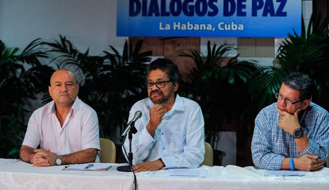 ‘Iván Márquez’ tomó la vocería de la guerrilla durante la rueda de prensa, al cumplirse este jueves tres años de la instalación de la mesa en La Habana. AFP