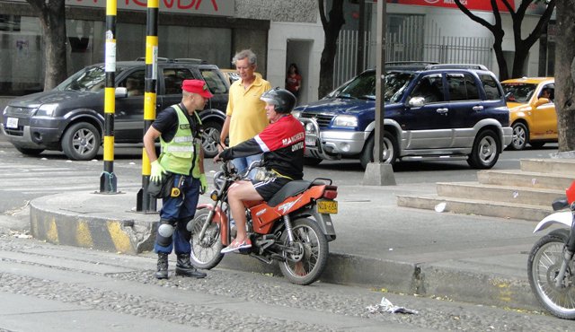Recomendaciones como ajustarse el casco mientras conduce, son algunas de las que hace el voluntario. Jean Carlo Estupiñán