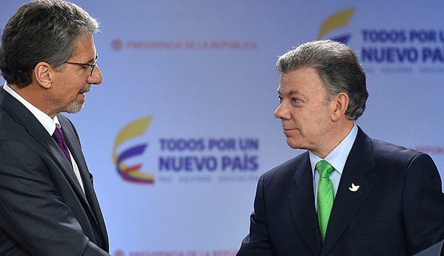 A través de la Agencia de EEUU para el Desarrollo Internacional (Usaid), el Gobierno colombiano firmó un acuerdo de cooperación en materia de paz. Con una inversión de USD $700 millones, buscan fortalecer la presencia del Estado en las regiones más afectadas por el conflicto. En la foto: El Embajador de Estados Unidos, Kevin Whitaker y el presidente Juan Manuel Santos. Colprensa