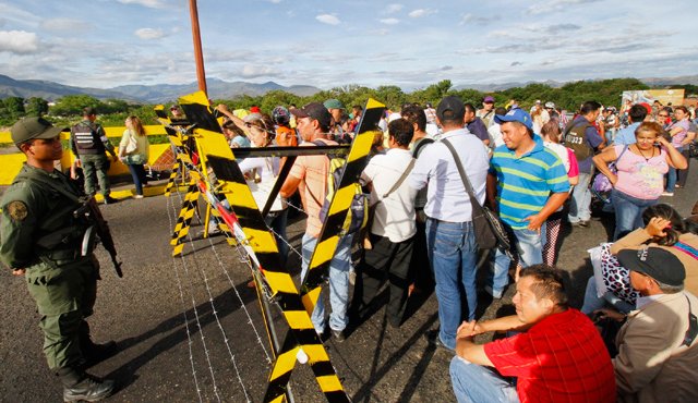 Desde el primer día de cierre, la frontera ha permanecido custodiada por las fuerzas armadas de ambos países. Archivo