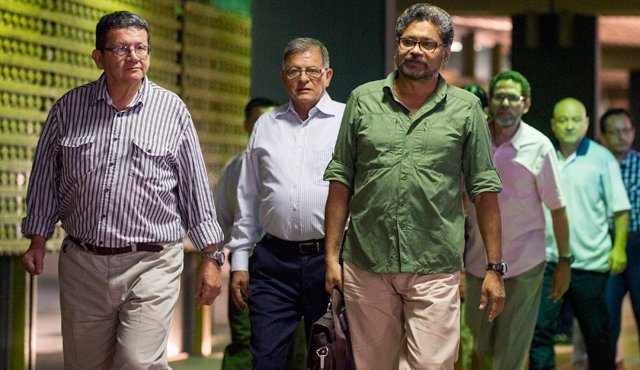 Los negociadores del gobierno reconocen que durante este tiempo han tenido que sacrificar espacios con su familia. AFP