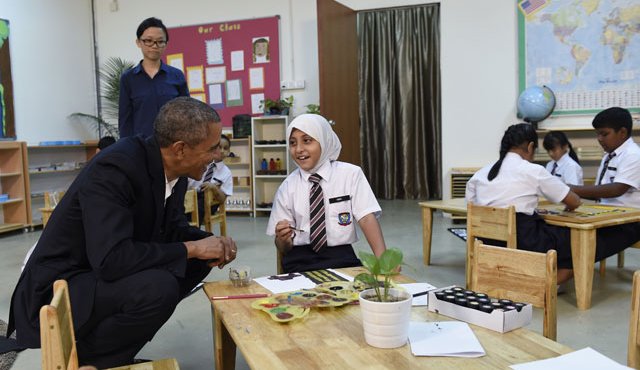 Obama recorrió un aula donde se enseña inglés y preguntó a los niños sobre sus aspiraciones para el futuro. AP