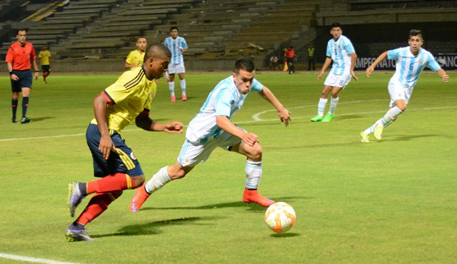 Los gauchos Benjamín Garré, Román Vilgoso y Facundo Colidio hicieron los tantos del juego. Colprensa