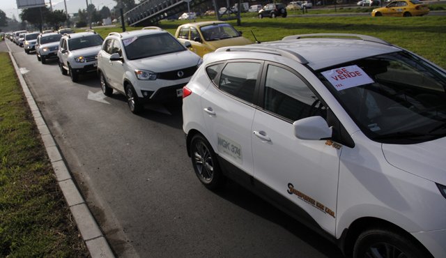 De acuerdo con la nueva normatividad, los vehículos que presten el servicio de lujo deberán ser de color negro con una franja lateral que el Ministerio de Transporte definirá en los próximos días. Colprensa