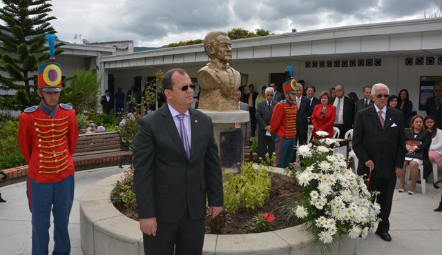 En el bloque administrativo se develó un busto en homenaje al fundador, sacerdote José Rafael Faría Bermúdez. El acto estuvo presidido por el rector Elio Serrano Velasco (izquierda con lentes) y el también fundador Alfonso Acero López (derecha y con bastón). Roberto Ospino