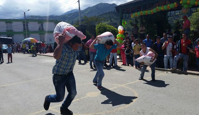 Los campesinos de Chitagá demostraron las destrezas que tienen en los oficios del campo. En la imagen se aprecia el concurso masculino de carrera con un bulto al hombro. Cortesía