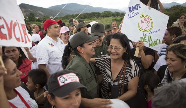 El año pasado, en el marco del día internacional de la no violencia contra la mujer, colombianas y venezolanas se dieron un abrazo de fraternidad en el puente internacional Simón Bolívar repudiando el maltrato. Archivo