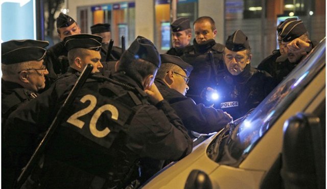 Una unidad de fuerzas especiales de la policía, Raid, fue enviada al lugar. Internet
