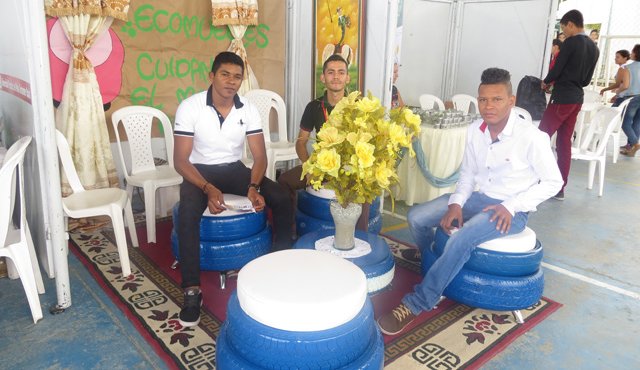 Los creadores de los muebles ecológicos aprovecharon la feria para hacer negocios y recibieron varios pedidos. Daicy Echeverri