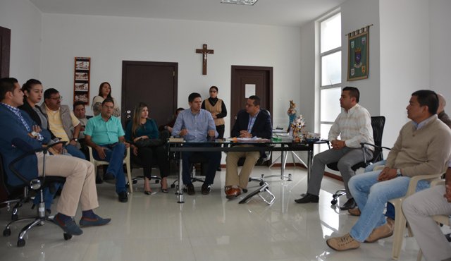El alcalde de Pamplona, Carlos Arturo Bustos Cortés, recibió al equipo de empalme del mandatario electo, Ronald Contreras Flórez. Roberto Ospino