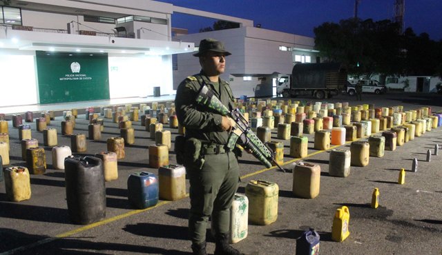 1075 galones de gasolina y 110 galones de acpm que se encontraban envasados en su mayoría en pimpinas. Suministrada