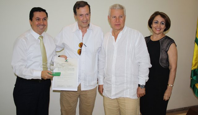 El director administrativo de ComfaOriente, ingeniero Omar Pedraza Fernández, acompañado de los directivos de Fenalco. Cortesía