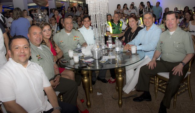 Hermano José Alexander Santafé, coronel William Donato, Diana Marcela, coronel Jhon Jairo Aroca, hermano Mario Cárdenas, Nelly Díaz, el gobernador de Norte Santander, Edgar Díaz, y el comandante de la Policía Metropolitana de Cúcuta, coronel Jaime Barrera. Alfredo Estévez