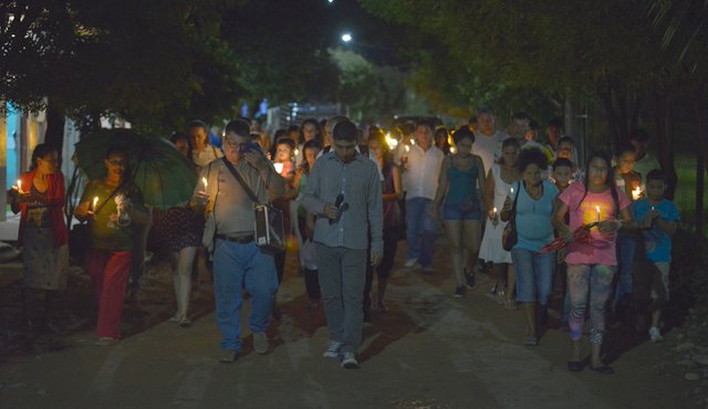 El recorrido por el caserío con velas que recuerdan a las víctimas, no se ha perdido. Juan Pablo Bayona