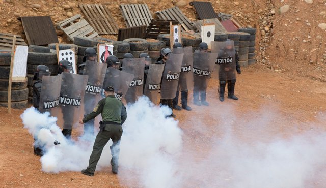 En el mirador de La Libertad, los 11 participantes de ser policía por un día libraron ayer una intensa actividad física, en ejercicios de contención de alteración de orden público. Juan Pablo Cohen