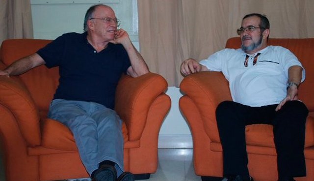 Enrique Santos aparece en compañía de ‘Timochenko’, el máximo comandante de las Farc, guerrilla con la que el Gobierno adelanta conversaciones de paz en La Habana. Colprensa