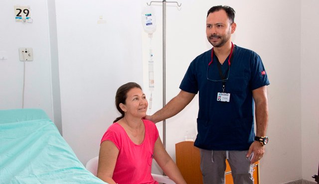 El doctor Marcer Quintero acompaña aquí a la maestra Nancy Sánchez Valderrama, un día después de la cirugía. Alfredo Estévez