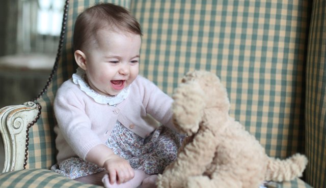 Charlotte Elizabeth Diana nació el 2 de mayo y es la cuarta heredera al trono después de su abuelo, el príncipe Carlos. AP