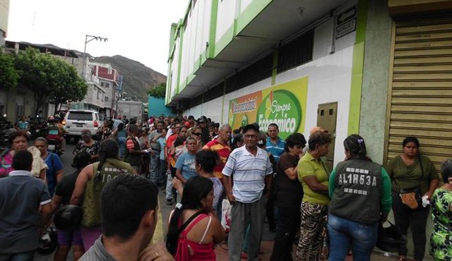 No cesan las colas para comprar alimentos en la frontera. Tomada de La Nación