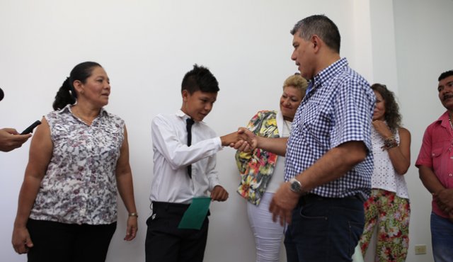 Édgar Alejandro Montes recibe la felicitación del gobernador porque pasó a sexto de bachillerato en La Angelita, donde ahora podrá terminar sus estudios de secundaria. Sueña con ser bachiller y jugar fútbol profesional. Juan Pablo Cohen