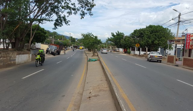 La víctima alcanzó a correr después de recibir los disparos, pero no resistió y cayó sobre el separador de la avenida. Cristian Herrera