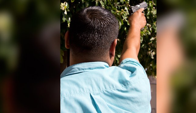 La práctica de hacer disparos al aire será vigilada y controlada durante las fiestas de fin de año. Alfredo Estévez