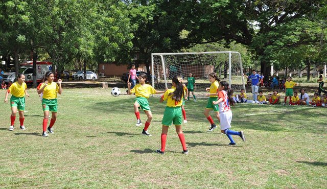En la inauguración del torneo salió a relucir el talento de los niños en el campo de juego. Cortesía