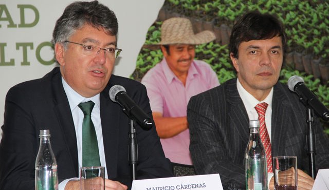 En la foto: el ministro de Hacienda, Mauricio Cárdenas y el presidente de Fedecafé, Roberto Vélez. Cortesia