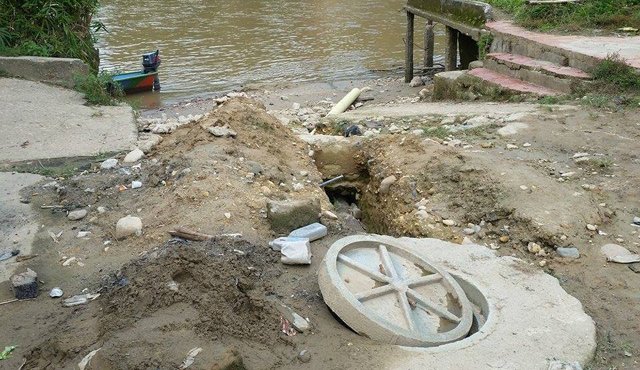Un tubo está vertiendo aguas residuales al río Catatumbo, del cual se sirven cientos de personas en esta región del departamento. Juan Pablo Bayona