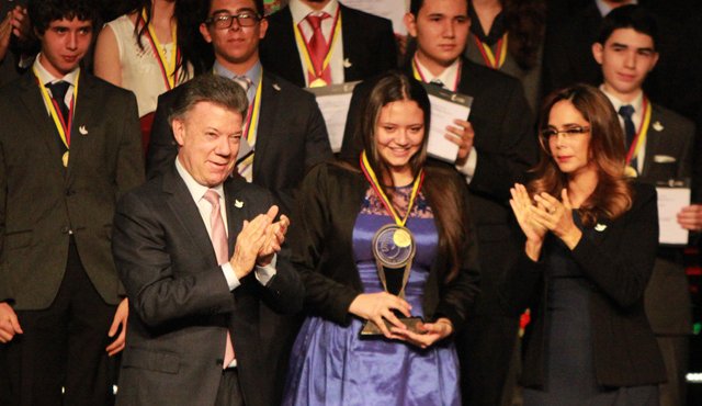 La distinción la entregaron el presidente Juan Manuel Santos y la ministra Gina Parody. Laura Juliana recibió la medalla nacional y departamental y obtiene además una beca en la universidad que ella desee estudiar. Colprensa