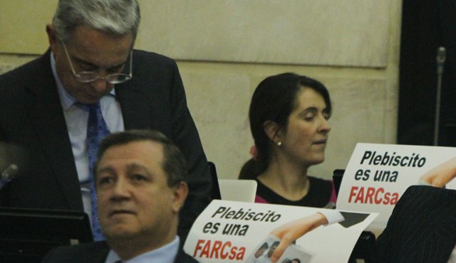 El Presidente con la firma de sus ministros convocará al plebiscito y deberá informar al Congreso de la República sobre su citación. Colprensa