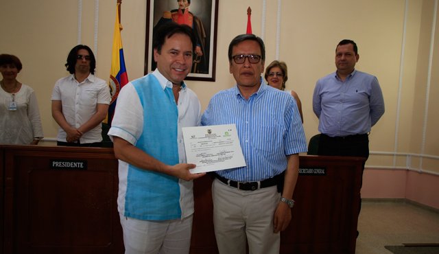 William Villamizar Laguado, cuando recibió la credencial que lo acredita como gobernador de Norte de Santander. Archivo