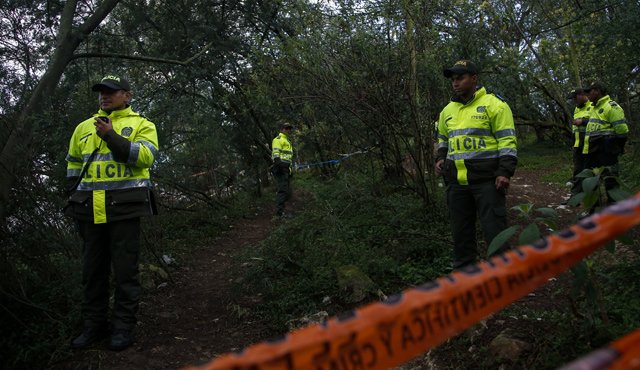 Policías aseguran la zonas de los hallazgos. Colprensa