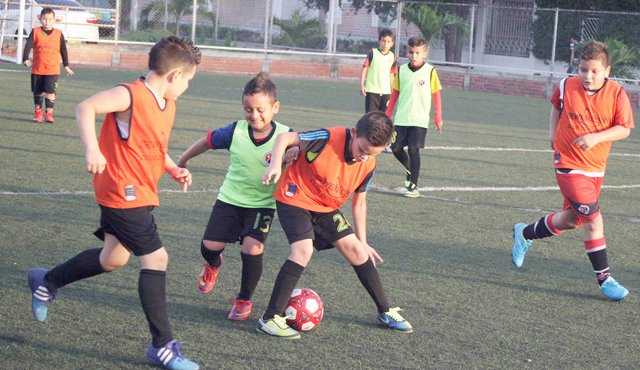 La cancha sintética de Wembley es el escenario frecuente de entrenamiento del equipo Oriente Cúcuta, que cuenta con 90 futbolistas en cuatro categorías. Mario Caicedo