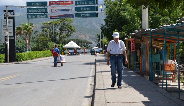 La soledad reinó en los puentes internacionales y solo los organismos de socorro hacían presencia para atender cualquier novedad que se presentara. Rodrigo Sandoval