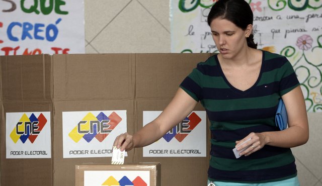 Una mujer ejerce su derecho en Caracas. AFP
