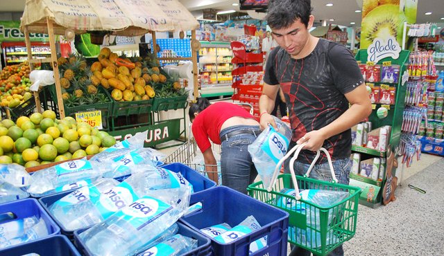 A noviembre de 2015, el grupo de bienes y servicios que mayor inflación reportó fue alimentos, con 9,06%, influenciado por el fenómeno de El Niño y el alza del dólar. Archivo