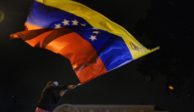 Con banderas salieron a las calles a celebrar el triunfo de la oposición. AFP
