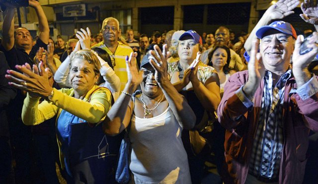 Cientos de venezolanos celebraron el triunfo de la oposición. AFP