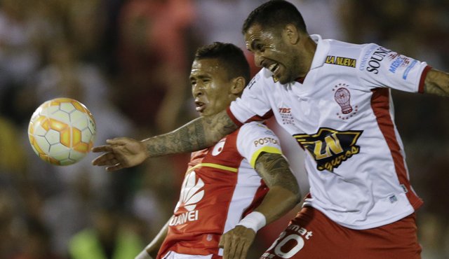Santa Fe y Huracán jugarán este miércoles el partido de vuelta. AP