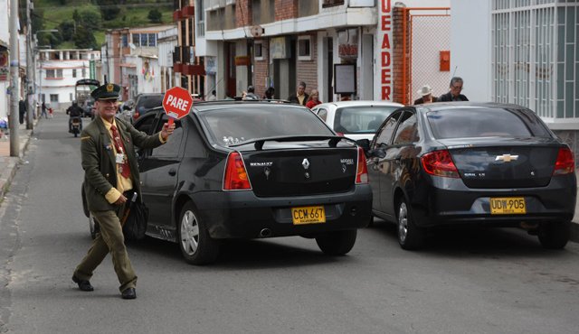 De día recorre de un lado a otro la calle 7, entre carreras 7 y 8. En las noches, camina las calles con una armónica, a la que le saca melodías de Navidad. Roberto Ospino