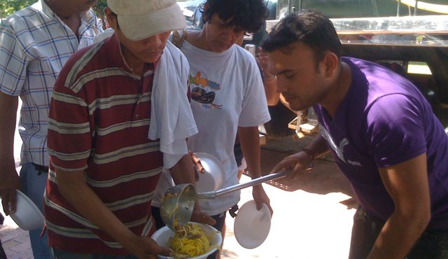 Erick Pacheco acude cada domingo al canal Bogotá, al parque Mercedes Ábrego y al parque Lineal a servirles con su esposa el alimento a 200 habitantes de la calle. Lo hacen con recursos propios y con el apoyo de amigos. Luis Alfredo Estévez