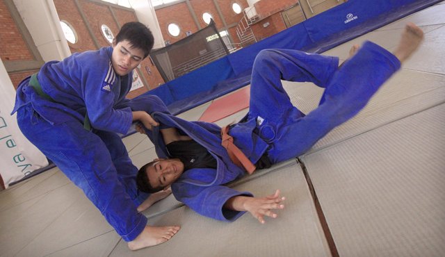 El yudoca Brayan Orozco (de pie) consiguió su segunda medalla en unos Juegos Suramericanos esta vez en Paraguay. Archivo