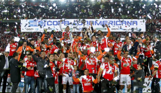 En el estadio Nemesio Camacho El Campín, Independiente Santa Fe se coronó como el nuevo campeón de la Copa Sudamericana 2015 tras vencer a Huracán de Argentina. Colprensa